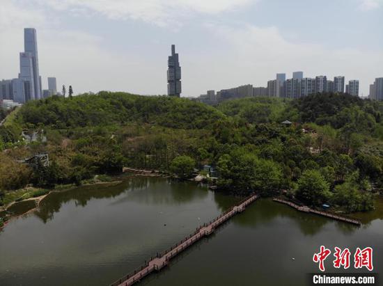 图为航拍贵阳市观山湖公园春景如画。（无人机照片）石小杰 摄
