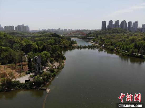图为航拍贵阳市观山湖公园春景如画。（无人机照片）石小杰 摄