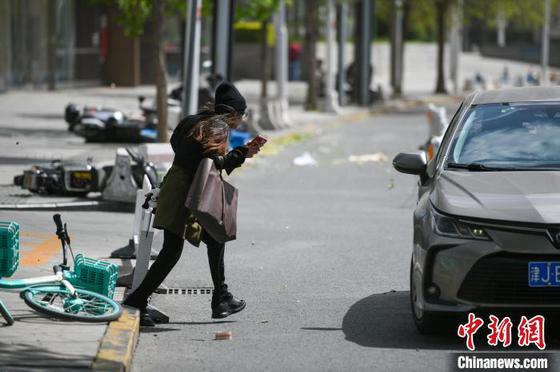 4月12日,天津,一名行人顶风出行。当日,天津气象台发布消息,截至12日中午,天津全市出现西北风6~7级阵风10~12级,突破1951年以来历史同期极值。中新社记者 佟郁 摄 4月12日,天津,一名行人顶风出行。当日,天津气象台发布消息,截至12日中午,天津全市出现西北风6~7级阵风10~12级,突破1951年以来历史同期极值。中新社记者 佟郁 摄