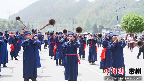 吹起大号迎贵客