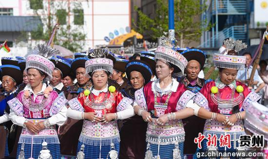 少数民族同胞盛装出席