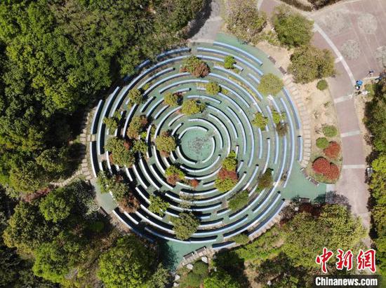 图为航拍贵阳市观山湖公园春景如画。（无人机照片）石小杰 摄