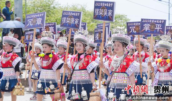苗族同胞盛装踩街