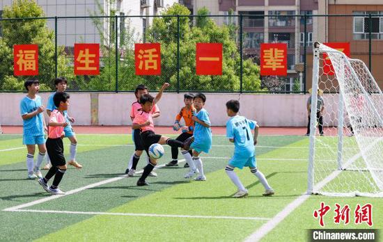 4月15日,学生在贵州省铜仁市玉屏侗族自治县校园足球联赛中拼抢。 4月15日,学生在贵州省铜仁市玉屏侗族自治县校园足球联赛中拼抢。