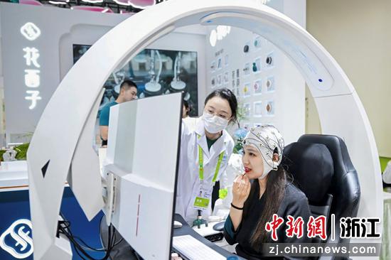 民众体验花西子AI设备。(花西子供图) 民众体验花西子AI设备。(花西子供图)