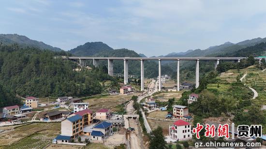 岑巩县平庄镇路溪河师兆段重点山洪沟防洪治理工程一角。陈昆 摄 岑巩县平庄镇路溪河师兆段重点山洪沟防洪治理工程一角。陈昆 摄