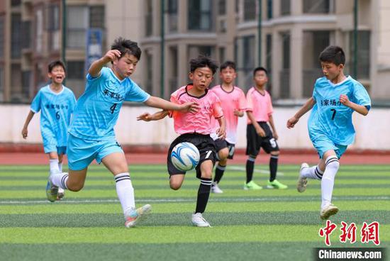 4月15日,学生在贵州省铜仁市玉屏侗族自治县校园足球联赛中拼抢。 4月15日,学生在贵州省铜仁市玉屏侗族自治县校园足球联赛中拼抢。