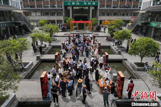 4月18日，以“干净黔茶 全球共享——新茶饮 新生活 新赛道”为主题的第17届贵州茶产业博览会（以下简称：茶博会）在贵州省遵义市湄潭县开幕，吸引不少客商和市民前来观展。图为茶博会现场。（无人机照片）中新社记者 瞿宏伦 摄