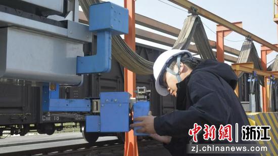 “翻车机全自动智能摘复钩机器人”研发项目团队成员现场调试摘复钩机器人。骆洲 提供 “翻车机全自动智能摘复钩机器人”研发项目团队成员现场调试摘复钩机器人。骆洲 提供