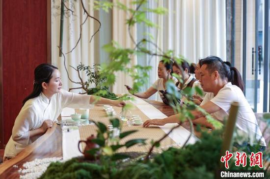 图为参观者在茶博会现场品茗。中新社记者 瞿宏伦 摄