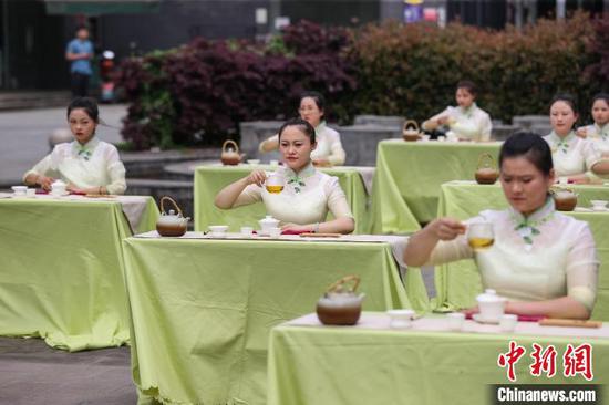 图为茶博会现场的茶艺表演。中新社记者 瞿宏伦 摄