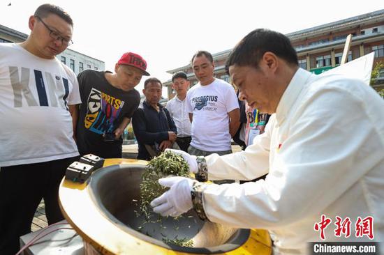 茶博会现场传统炒茶吸引参观者。　记者 瞿宏伦 摄