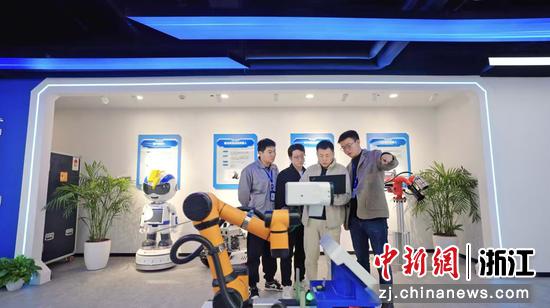 浙能数科机器人团队在开展测试。 林苏静 提供 浙能数科机器人团队在开展测试。 林苏静 提供
