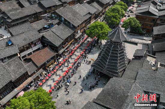 图为“谷雨祭祖”祈丰年活动中的巡游。（无人机照片）