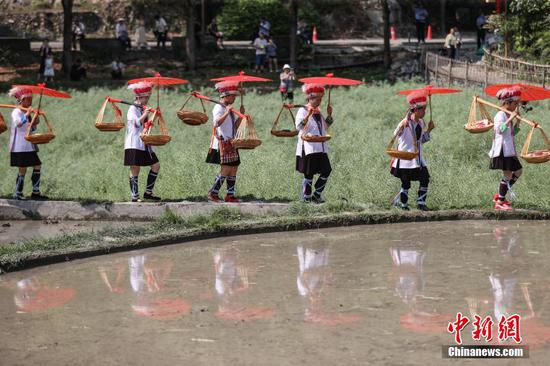 图为“谷雨农耕”续传承活动中的农耕文化展演。