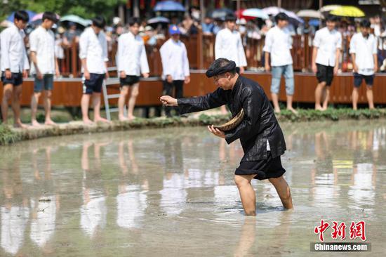 图为“谷雨农耕”续传承活动中的农耕文化展演。