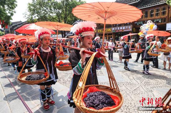 图为“谷雨祭祖”祈丰年活动中的巡游。