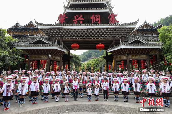 图为侗族民众在“侗寨笙歌”迎宾朋活动中唱拦门歌。