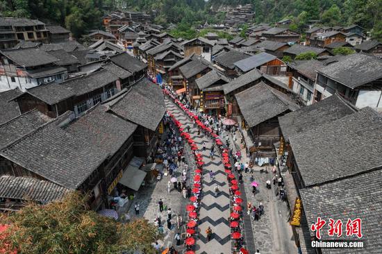图为“谷雨祭祖”祈丰年活动中的巡游。（无人机照片）