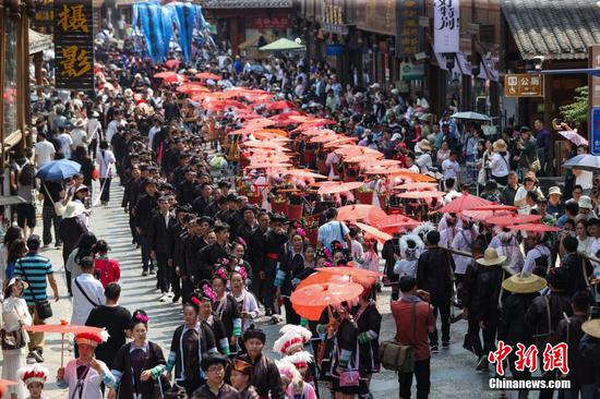 图为“谷雨祭祖”祈丰年活动中的巡游。