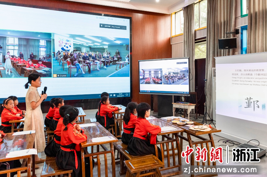 4月17日，两国学生用云端连线的方式交替诵读《三字经》。（五乡镇官方供图）