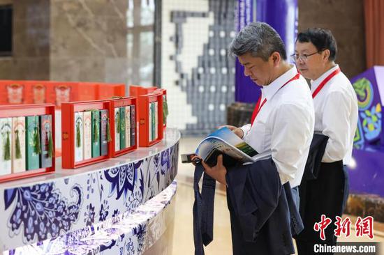 参观者在第17届贵州茶产业博览会现场查看新茶饮产品。　记者 瞿宏伦 摄