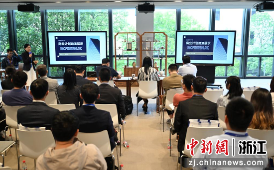 图为:项目代表在精准治疗专场进行路演。中新社记者 王刚 摄