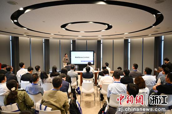 图为:项目代表在绿色低碳专场进行路演。中新社记者 王刚 摄