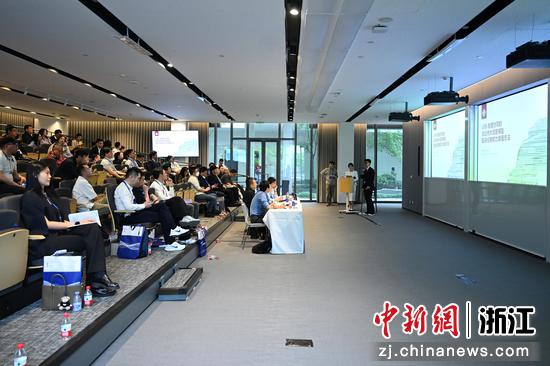 图为:项目代表在人工智能+未来生活专场进行路演。中新社记者 王刚 摄