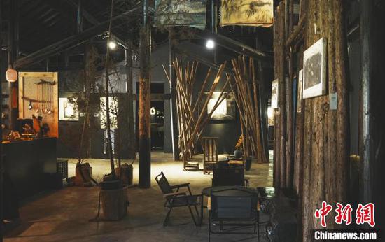 4月14日,贵州省兴义市万峰林街道万福村,王元君用布依族老屋打造的瓦鸢空间。周燕玲 摄 4月14日,贵州省兴义市万峰林街道万福村,王元君用布依族老屋打造的瓦鸢空间。周燕玲 摄