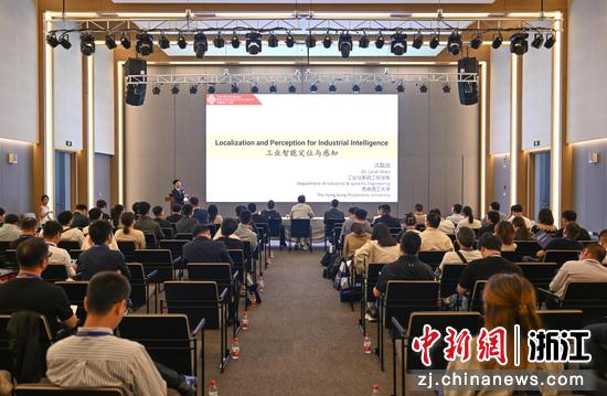 图为:项目代表在智能装备专场进行路演。中新社记者 王刚 摄