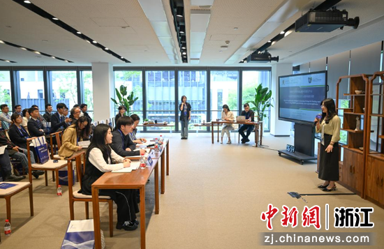 图为:项目代表在数字健康专场进行路演。中新社记者 王刚 摄