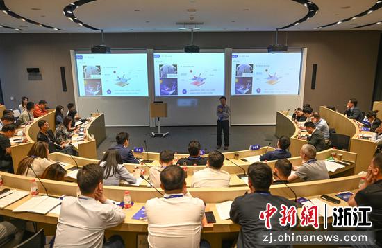 图为:项目代表在先进材料专场进行路演。中新社记者 王刚 摄