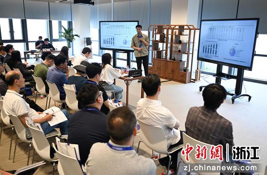 图为:项目代表在生物医药专场进行路演。中新社记者 王刚 摄