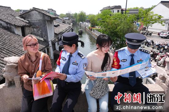 图为:民警开展普法宣传。中新社发 贺瑞明 摄