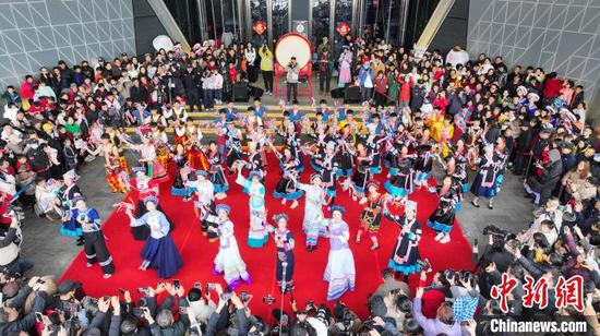 3月16日,在贵州省贵阳市越界影城举行的民族文化表演活动吸引游客观看。徐其飞 摄 3月16日,在贵州省贵阳市越界影城举行的民族文化表演活动吸引游客观看。徐其飞 摄