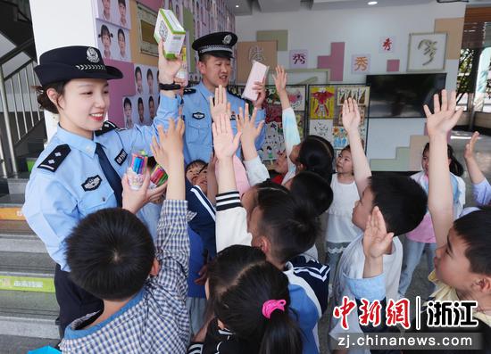 图为:民警和小朋友开展提问互动。中新社发 贺瑞明 摄