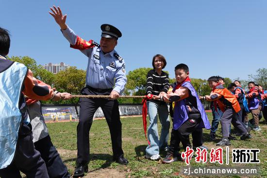 图为:民警和小朋友互动。中新社发 贺瑞明 摄