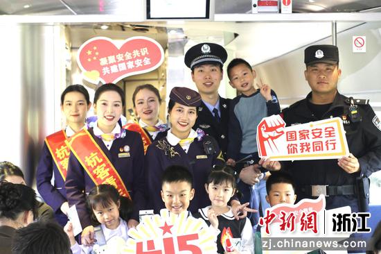 图为:民警和乘务员、乘客等合影。中新社发 贺瑞明 摄