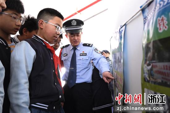 图为:民警讲述铁路安全知识。中新社发 贺瑞明 摄