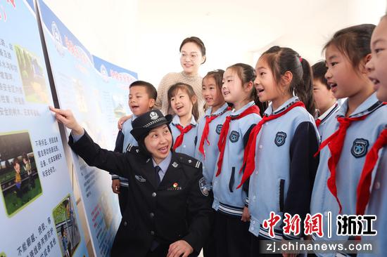 图为:民警宣传铁路安全知识。中新社发 贺瑞明 摄