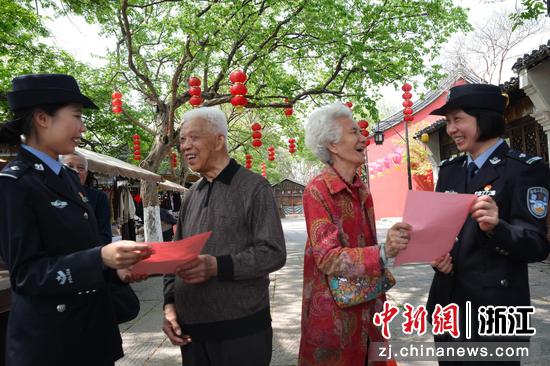 图为:民警开展普法宣传。中新社发 贺瑞明 摄