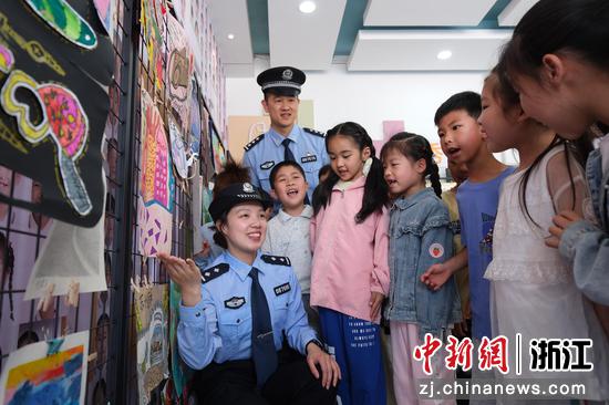 图为:民警和小朋友互动。中新社发 贺瑞明 摄
