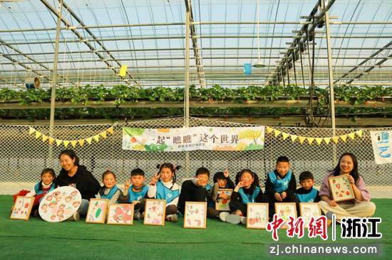 小朋友们展示自己的画作。黄岩区官方供图