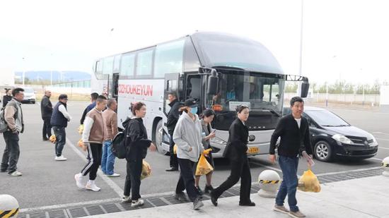 游客返程抵達(dá)阿拉山口國際客運(yùn)站。格日樂圖 攝