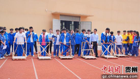 选手们将造好的车进行测试。罗峥铭摄