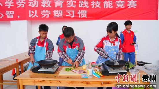 小选手们正在制作菜品 。罗峥铭摄