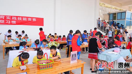 工艺品制作比赛现场。罗峥铭摄