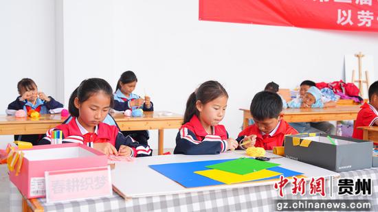 选手们正在制作工艺品。罗峥铭摄