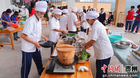 小选手们正在制作菜品。罗峥铭摄